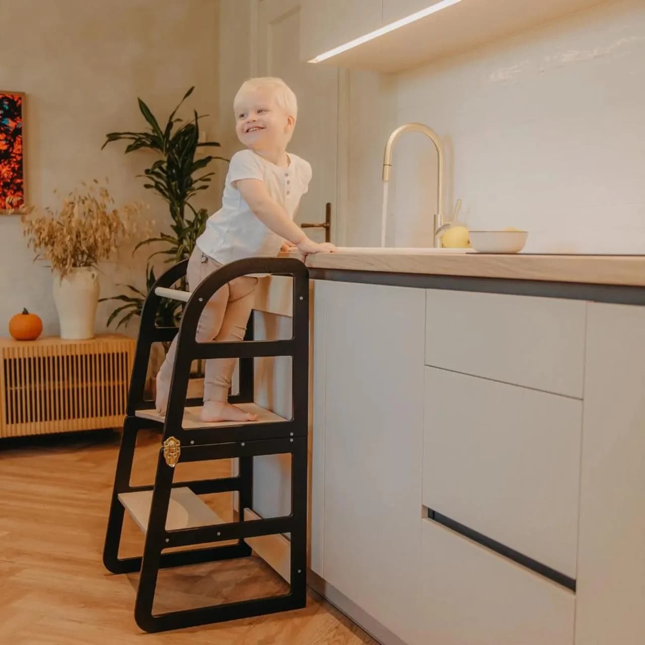 Tour aide cuisine enfant noir - enfant utilisant