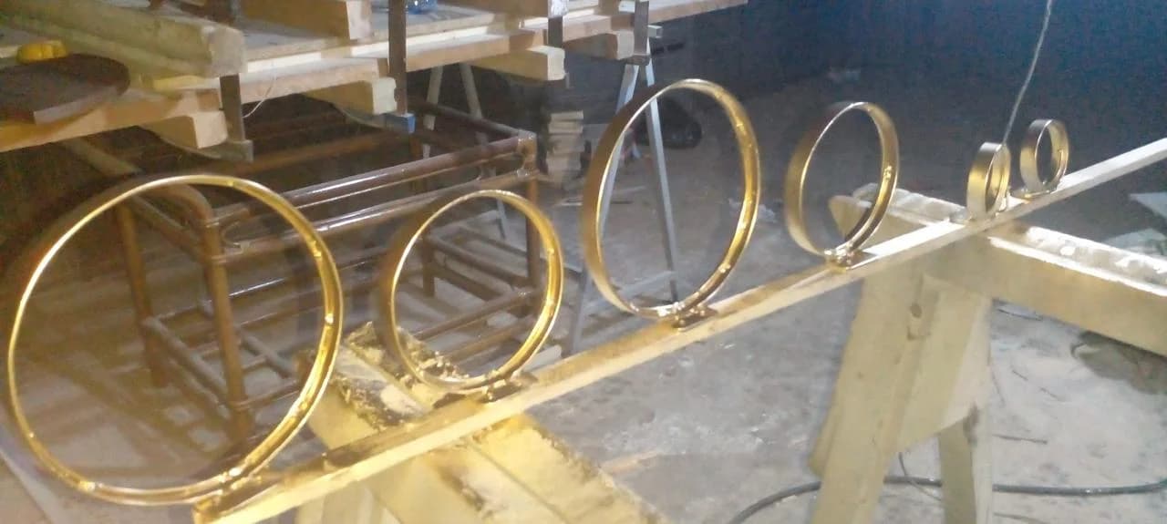 Etagere murale doree cercles entrelaces vue gros plan finition